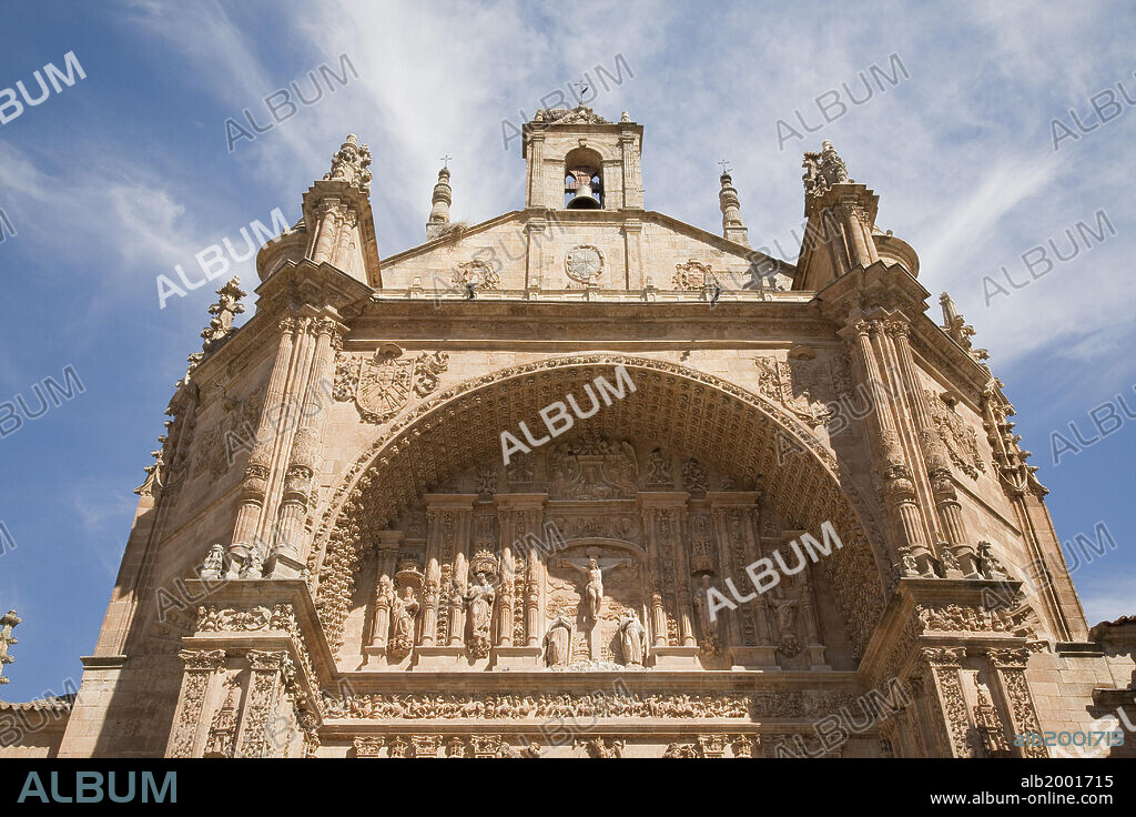 The church of the Dominican monastery of San Esteban was designed by the architect Juan de Alava, and was built between 1524 and 1610 in the Gothic style. Its facade dates from 1660 and is covered with Plateresque decoration.