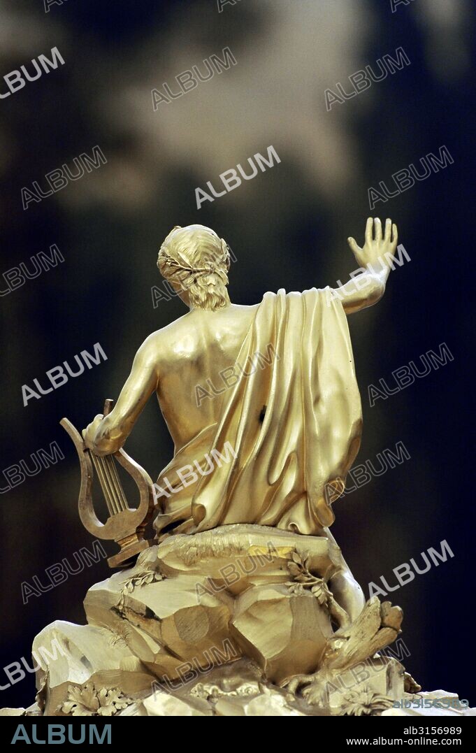 APOLO. Dios griego del día, hermano gemelo de Artemisa. Detalle de una figura de Apolo en bronce, con arpa y flauta, sobre un escritorio de caoba. Obra de David Roentgen (1743-1807) y Peter Kinzing (1745-1816). 1783. Detalle. Museo del Hermitage (The State Hermitage Museum). San Petersburgo. Rusia.