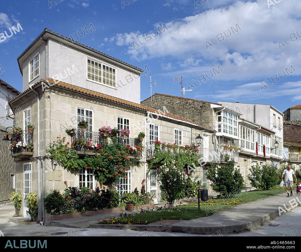 COMUNIDAD GALLEGA. ALLARIZ. Vista general de una de las típicas casas gallegas construidas en piedra, ubicada en la Rua Nova, antiguo barrio judío o judería de la localidad. Provincia de Ourense. España.