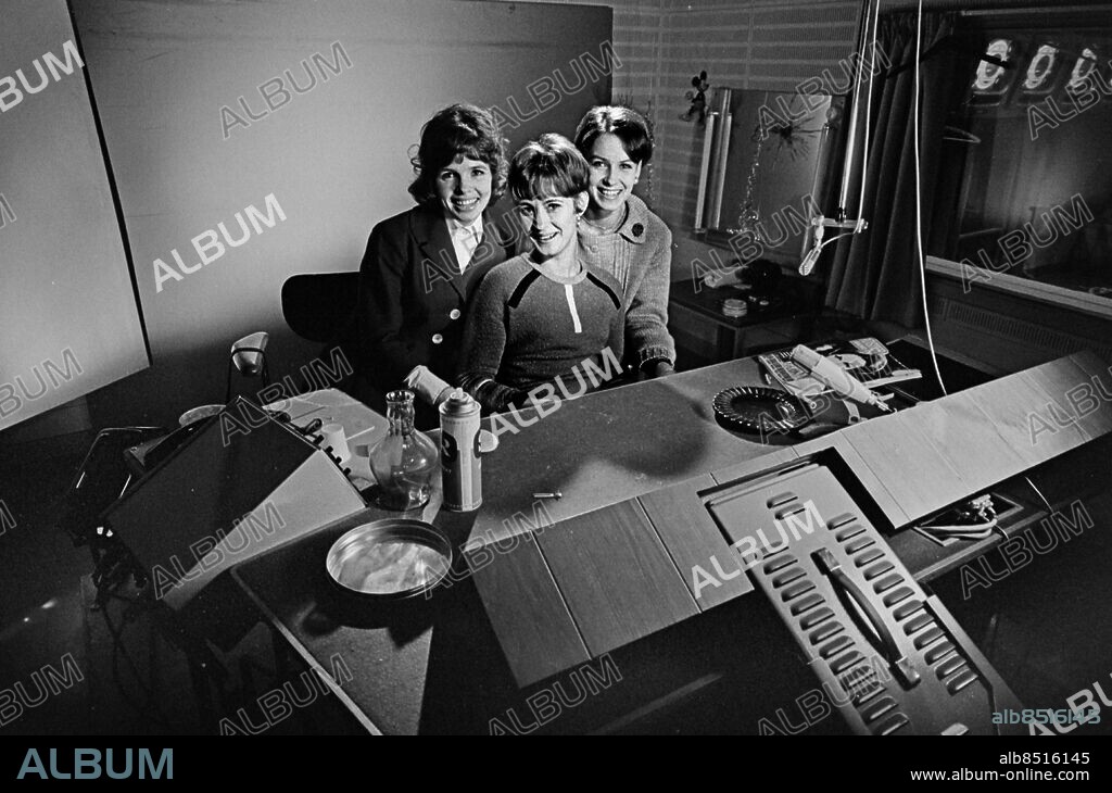 STOCKHOLM 1968-01-05. Tre nya TV-hallåor, från vänster Marianne Klöfversjö, Eva Höckert och Catrin Duclos, sedermera Catrin Jacobs.. Foto: Bo-Aje Mellin / RiR / SVT / Kod: 5600.. RiR 18846 sv/v. Trio Studiomiljö.