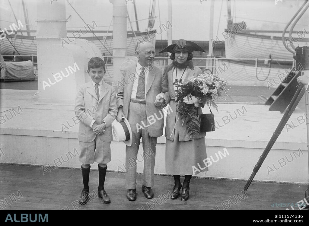 BAIN NEWS SERVICE. Carl Laemmle, between c1915 and c1920. Shows German-American film producer Carl Laemmle (1867-1939) with his children Carl Laemmle Jr. and Rosabelle Laemmle.