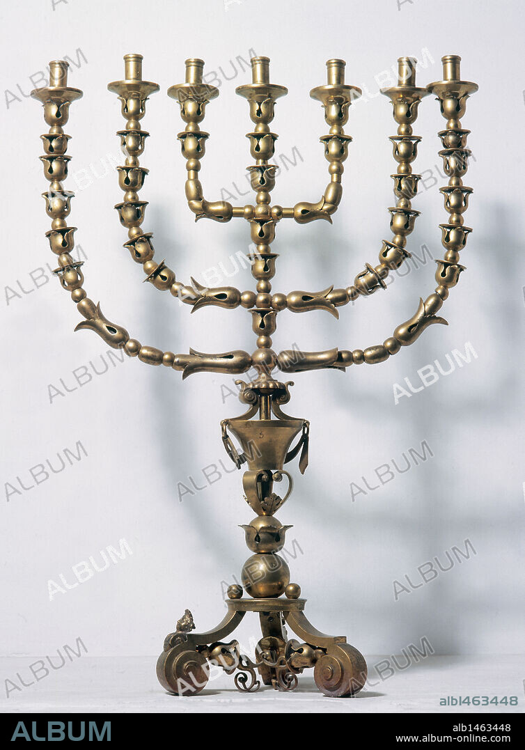 Detalle de un CANDELABRO JUDIO (MENORAH), de siete brazos. Museo Sefardí. Sinagoga del Tránsito. Toledo. Castilla-La Mancha. España.