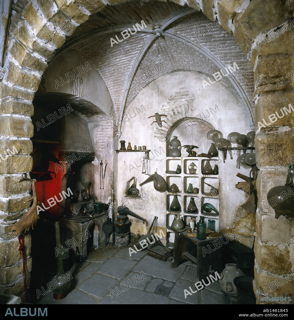 LABORATORIO ALQUIMISTA DE LOS SIGLOS XV-XVI. Universidad de Madrid. España.