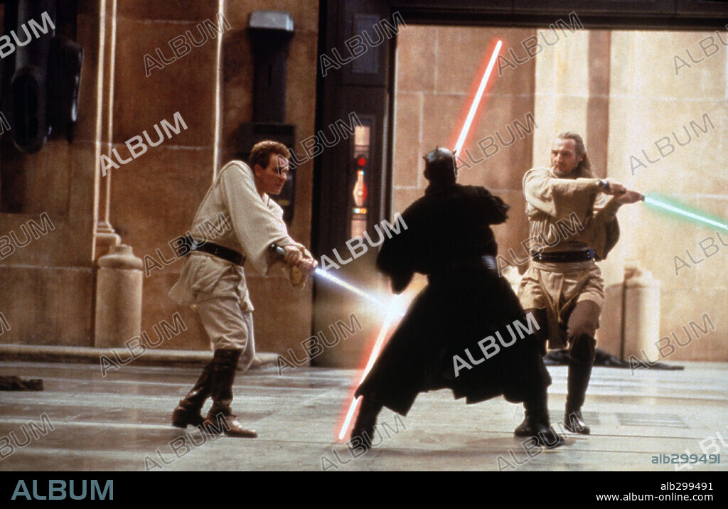 EWAN McGREGOR and LIAM NEESON in STAR WARS: EPISODE I-THE PHANTOM MENACE, 1999, directed by GEORGE LUCAS. Copyright LUCAS FILM LTD & TM / HAMSHERE, KEITH.