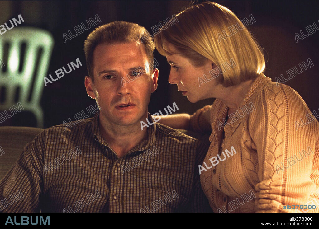 EMILY WATSON and RALPH FIENNES in RED DRAGON, 2002, directed by BRETT RATNER. Copyright UNIVERSAL STUDIOS / WILSON, GLEN.