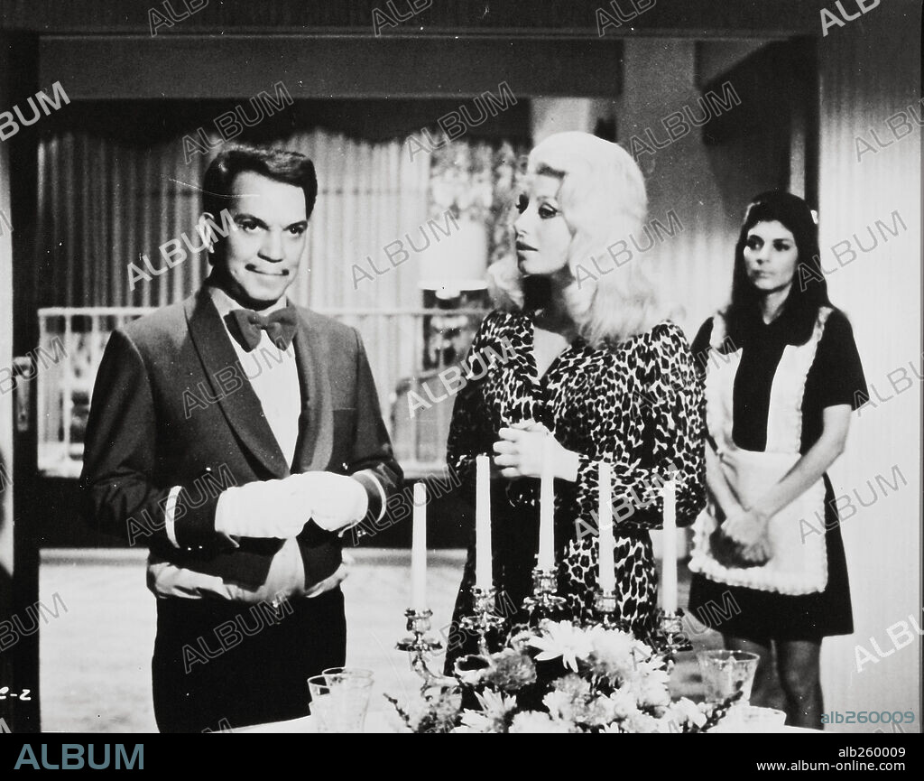 CANTINFLAS in CONSERJE EN CONDOMINIO, 1974, directed by MIGUEL M. DELGADO. Copyright RIOMA FILMS, S.A.