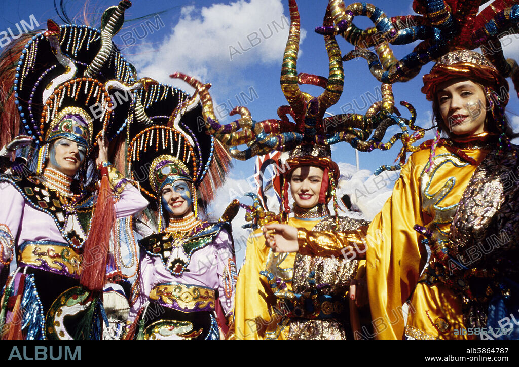 Carnaval; chicas disfrazadas con trajes peruanos.