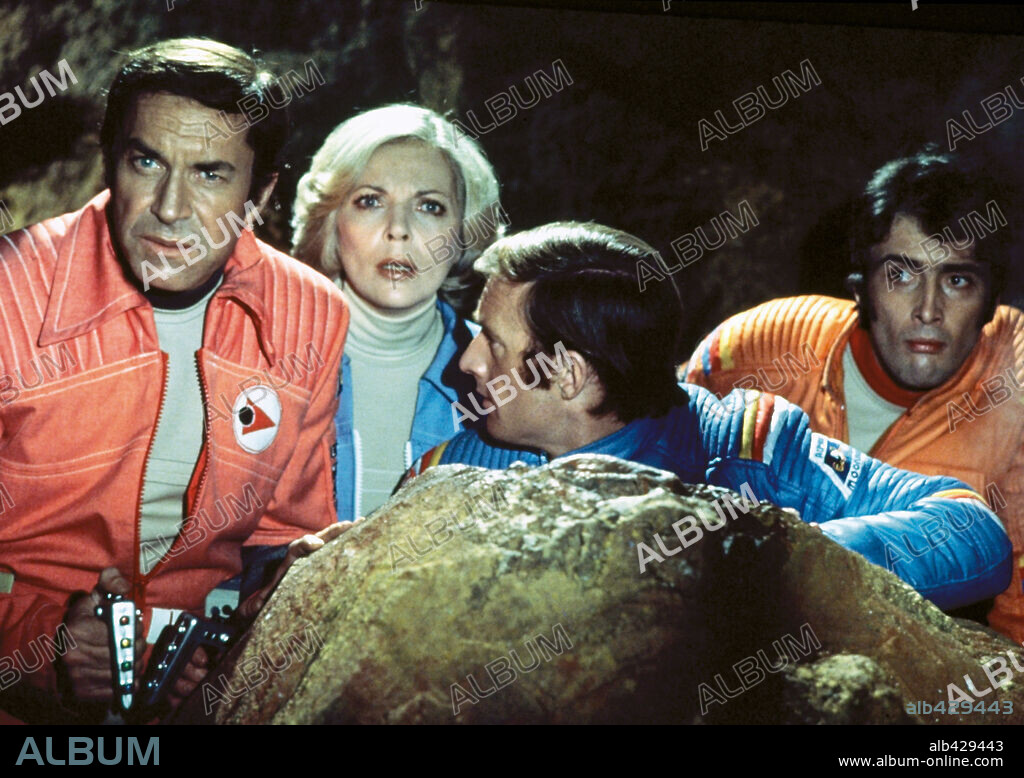 BARBARA BAIN et MARTIN LANDAU dans SPACE: 1999, 1975, réalisé par CHARLES CRICHTON. Copyright RAI/ITC.
