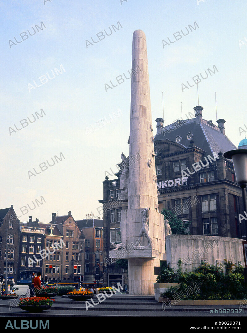 MONUMENTO NACIONAL SITUADO EN LA PLAZA DAM - OBELISCO DE MARMOL TRAVERTINO - SIGLO XX.