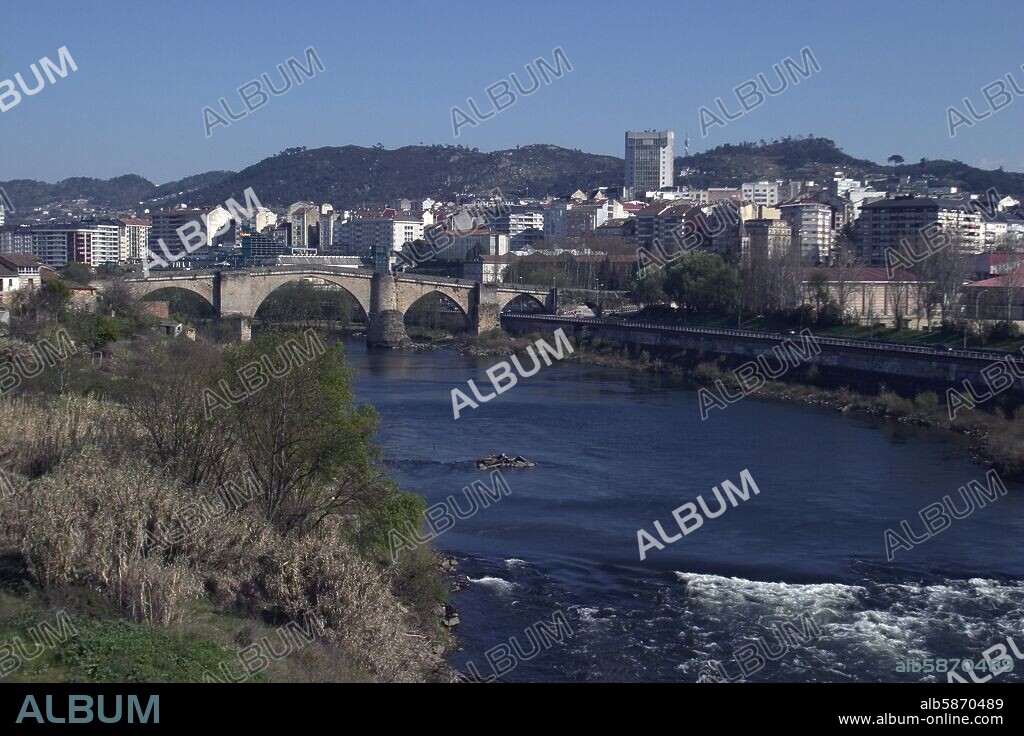 Ourense / Orense; puente romano sobre el río Miño y ciudad.