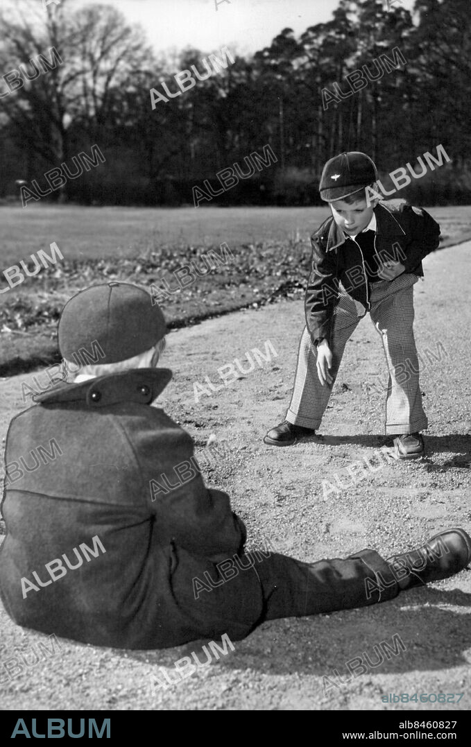 Stockholm 1953-04-26. Kronprins Carl Gustaf spelar kula tillsammans med kompisen Carl Johan Smith vid Hagaslottets park. Foto: SvD / TT / kod 12014. OBS - retuscherad bild.