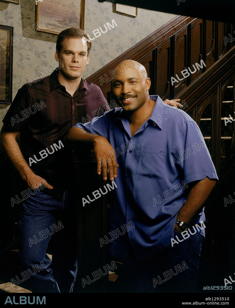 MATTHEW ST. PATRICK and MICHAEL C. HALL in SIX FEET UNDER, 2001. Copyright HBO. 4º temporada.