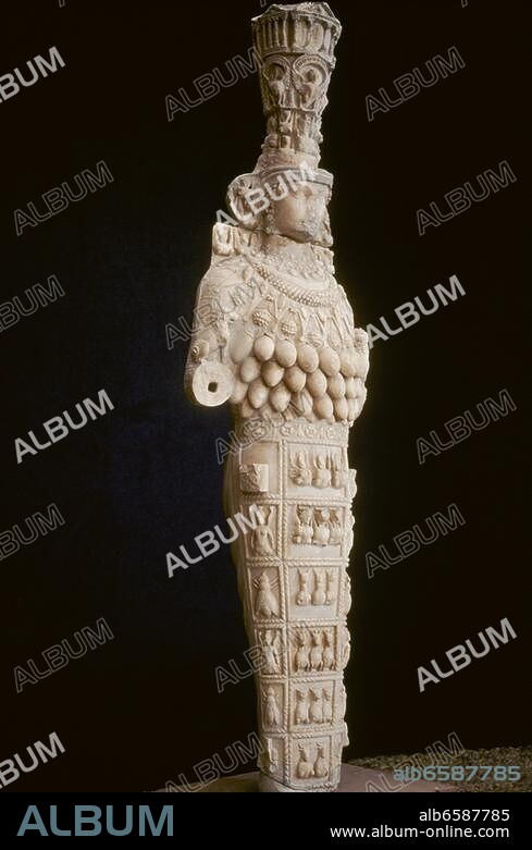 zu: Griechische Plastik.-Überlebensgroße Statue der Artemis Ephesia, sog. Große Artemis.-Römisch, 1. Hälfte 2.Jh.n.Chr. Marmor, Höhe 292 cm. Fundort: Prytaneion, im Vorhof, südlich des Sockels.