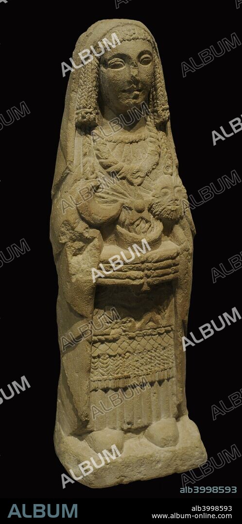 Dama oferente (falsificación). Piedra caliza. Siglo XIX. Imitación de las esculturas halladas en el Santuario del Cerro de los Santos (Montealegre del Castillo, provincia de Albacete). El descubrimiento de las esculturas del santuario originó una serie de falsificaciones que se denunciaron a principios del siglo XX. Museo Arqueológico Nacional. Madrid. España.