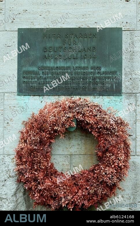 Berlin-Tiergarten, (Ehem. Oberkommando der Wehrmacht, sog. Bendlerblock). Gedenktafel für die fünf am 20. Juli 1944 ermordeten Offiziere im Innenhof. Foto, Dezember 2008.