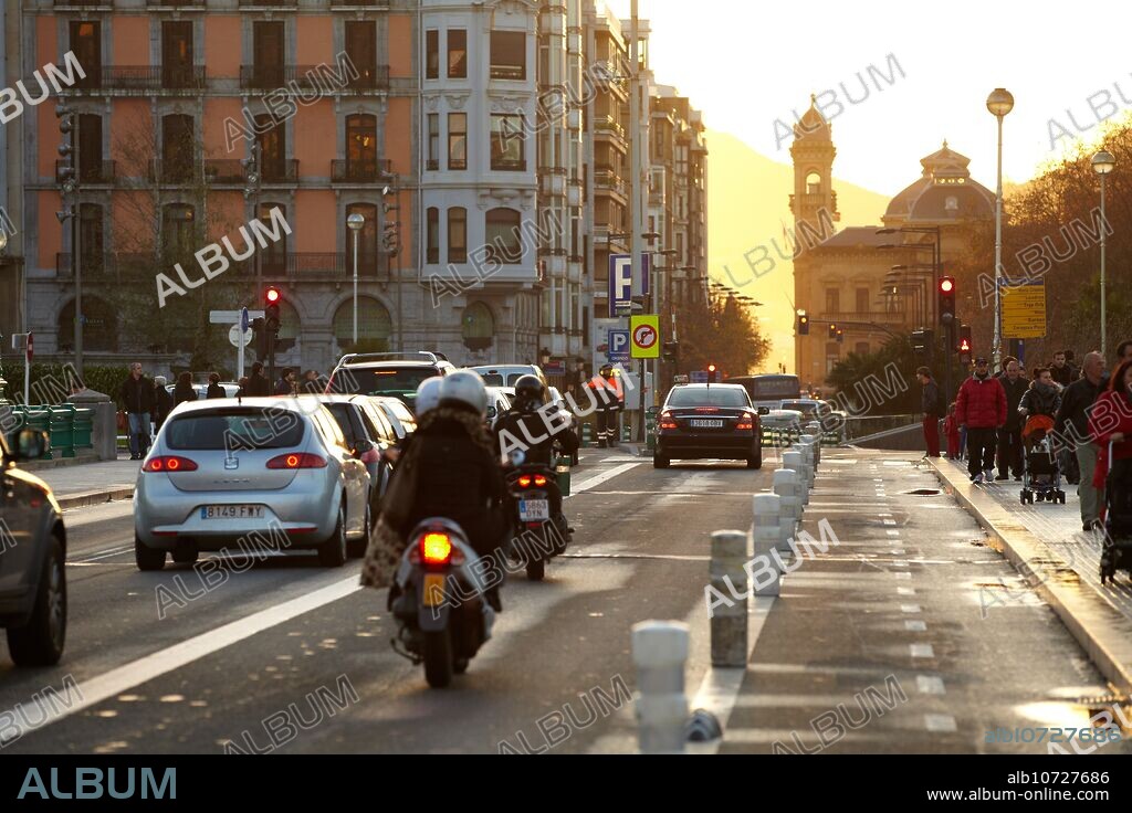 Traffic, Zurriola Bridge, City Hall in the background, Donostia, San Sebastian, Gipuzkoa, Basque Country, Spain.