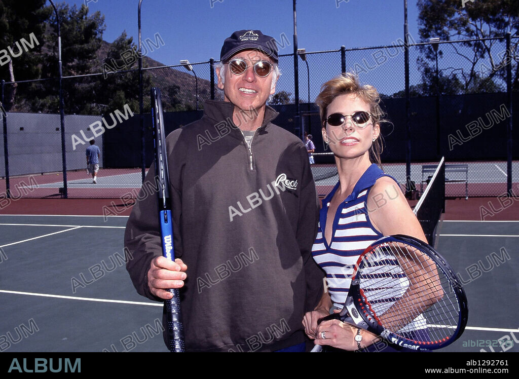 CHERYL HINES and LARRY DAVID in CURB YOUR ENTHUSIASM, 2000 (CURB YOUR ENTHUSIASM-TV). Copyright HBO FILMS/PRODUCTION PARTNERS.