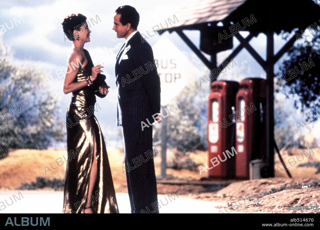 ANNETTE BENING and WARREN BEATTY in BUGSY, 1991, directed by BARRY LEVINSON. Copyright TRI STAR PICTURES / SOREL, PETER.