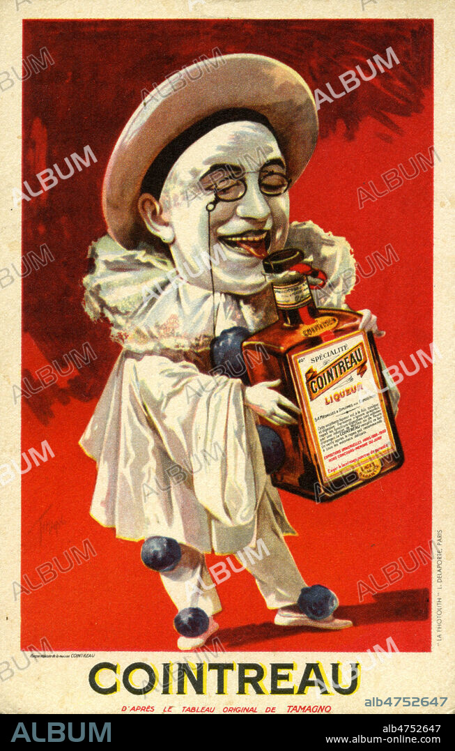 Un Pierrot porte une bouteille de COINTREAU. Carte postale publicitaire de 1938. Illustration d'apres Francisco Nicolas TAMAGNO (1851-1933). Credit : Collection IM/KHARBINE-TAPABOR.