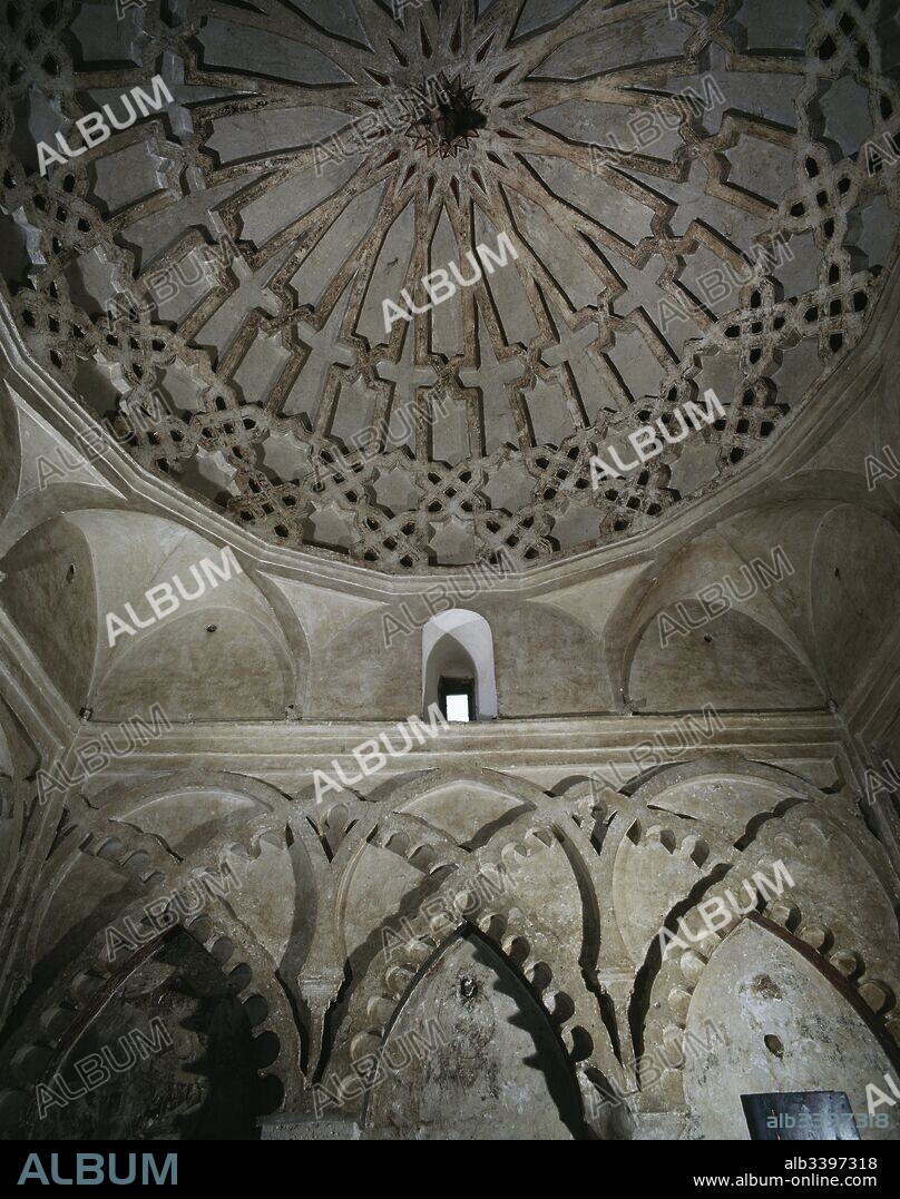 Real Monasterio de Santa Cruz o de Santa Clara. Construído en 1340, fue palacio de Alfonso XI así como lugar de residencia de Pedro I el Cruel. Más tarde se convirtió en monasterio de la orden de las Clarisas. Detalle de una sala decorada en estilo mudéjar. Tordesillas. Provincia de Valladolid. Castilla-León. España.