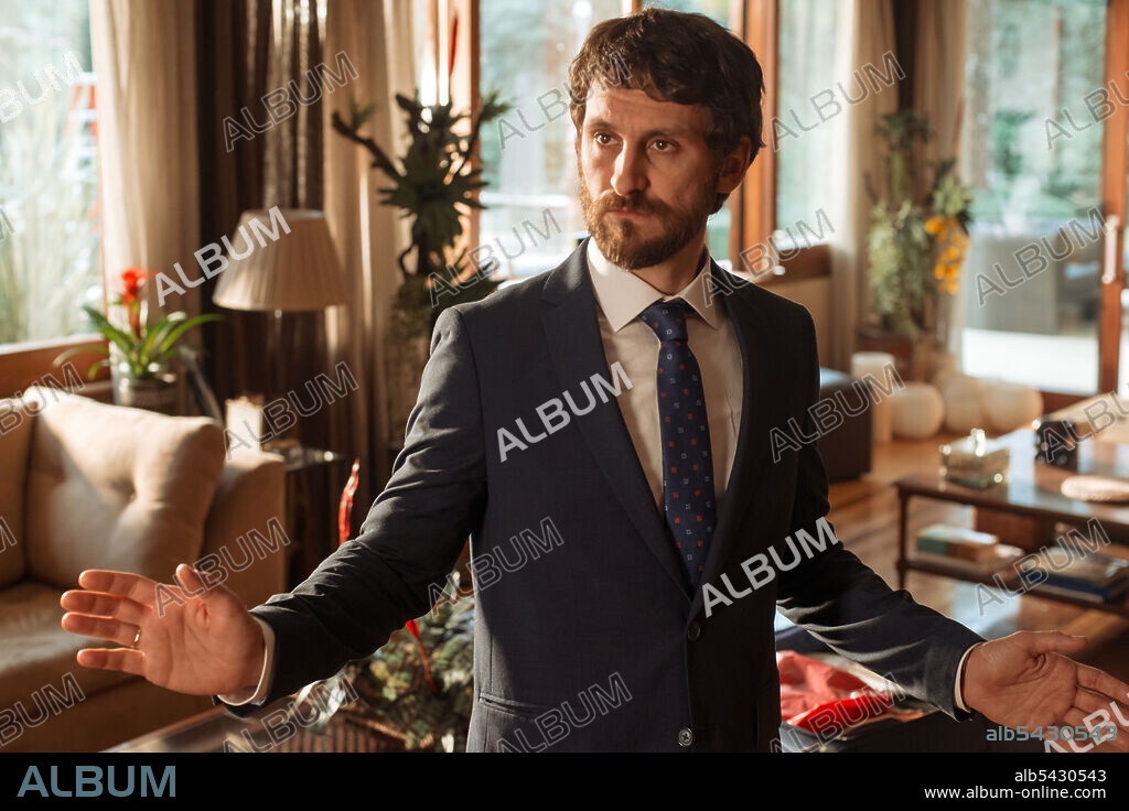 RAUL AREVALO en LA EMBAJADA, 2016, dirigida por CARLOS SEDES y EDUARDO CHAPERO-JACKSON. Copyright Atresmedia Televisión / Bambú Producciones.