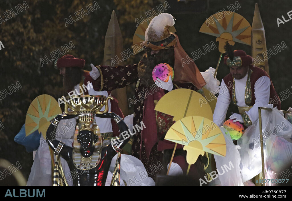 Triana (Sevilla), 06/01/2019. Cabalgata de Reyes Magos 2019 de Triana a su paso por las calles del barrio. Foto: Juan Flores ARCHSEV.