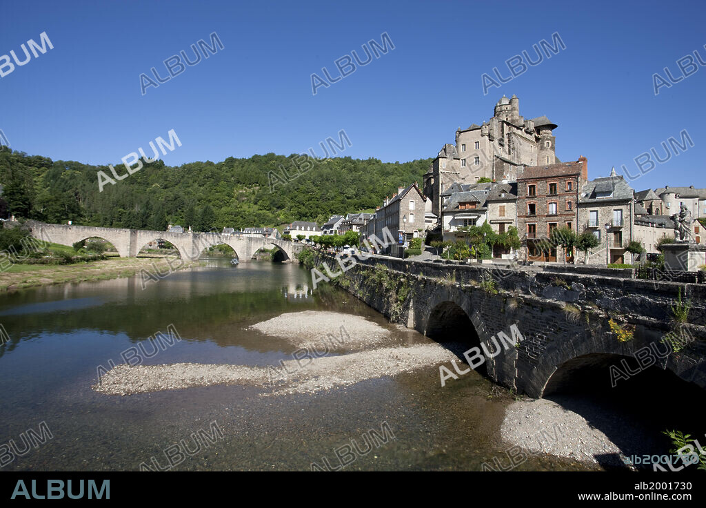 The mediaeval city of Estaing is located in north Aveyron, at the mouth of the Lot River and at the foot of the Aubrac Mountains. Estaing is well known for its Gothic bridge over the Lot River. The bridge was built between 1501 and 1529 by the order of the bishop of Rodez, Francois d'Estaing.