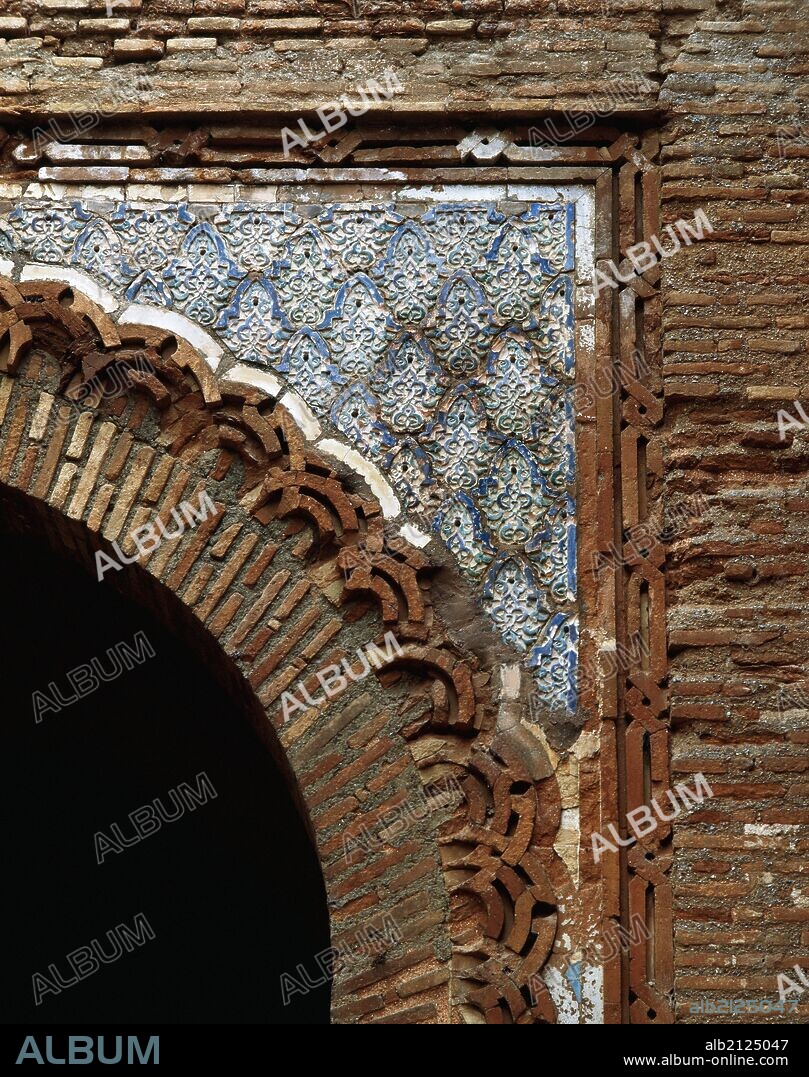 ARTE ISLAMICO. EPOCA NAZARI. ESPAÑA. LA ALHAMBRA. "PUERTA DE LA JUSTICIA" o tambien conocida con el nombre de "PUERTA DE YUSUF I". Finalizada en el año 1348. Detalle de los azulejos que decoran el arco de la puerta por su lado occidental. GRANADA. Andalucia.