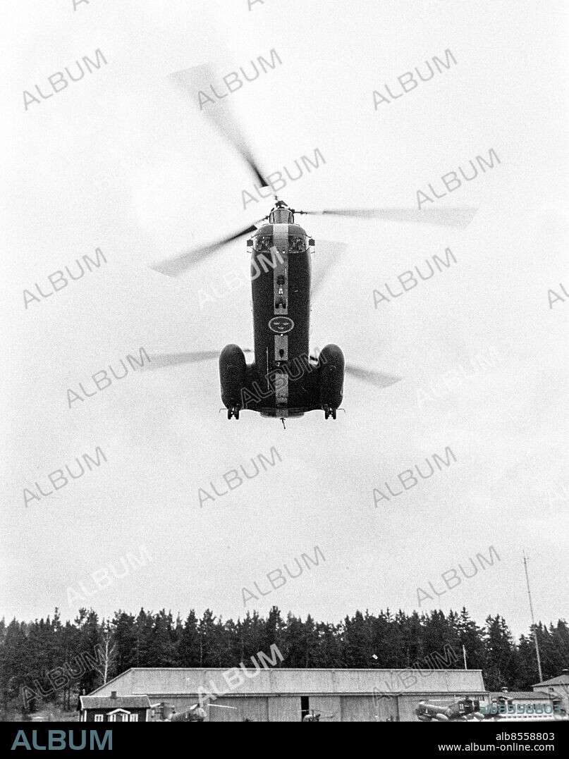BERGA 1967-02.. Provsändning av färg-TV från Berga helikopterskola. Här ses en helikopter i luften.. Foto: Bo-Aje Mellin / RiR / SVT / Kod: 5600. Notis publ. i RiR 15/67 sid. 54.. RiR 18519 sv/v neg.