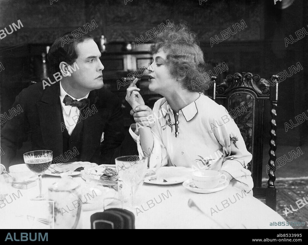 1910-tal.. Utan bildtext. Not. Viktor Sjöström i Graalfilmen Obs! Regissör var Mauritz Stiller! Anm. Stiller regisserade två filmer med Viktor Sjöström i rollen som Thomas Graal: Thomas Graals bästa film 1917 och Thomas Graals bästa barn 1918 Skådespelare Cigarrer CD88 persons: Viktor Sjöström sites: SVERIGE.