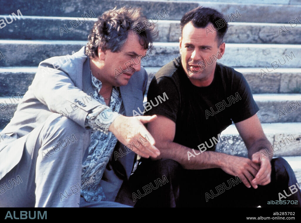 BRUCE WILLIS and DANNY AIELLO in HUDSON HAWK, 1991, directed by MICHAEL LEHMANN. Copyright TRI STAR PICTURES.