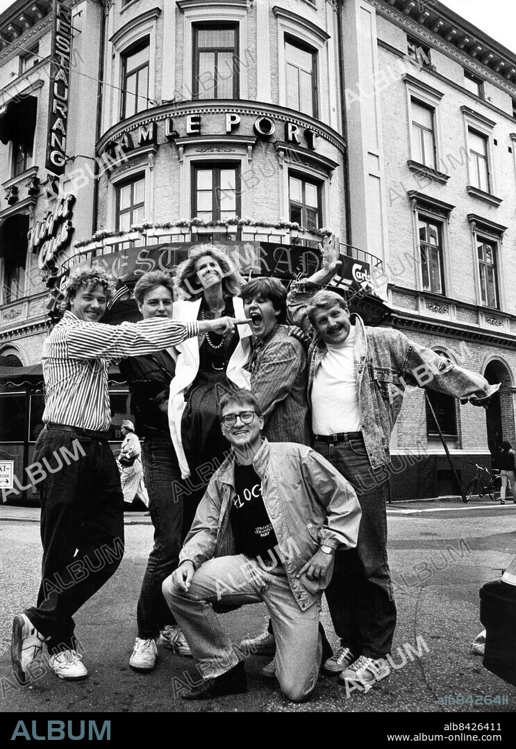 Göteborg 1989-08-07. Humor- och cabaré-gruppen Stuber Kluns består av Susanne Thorén, Olle Bridal, Robert Cronholt, Håkan Klamas, Per Pettersson och Mats Hansson - bilden tagen framför restaurang Gamleport *** Local Caption *** GP Foto: Torbjörn Lindén. KAMERAREPORTAGE.