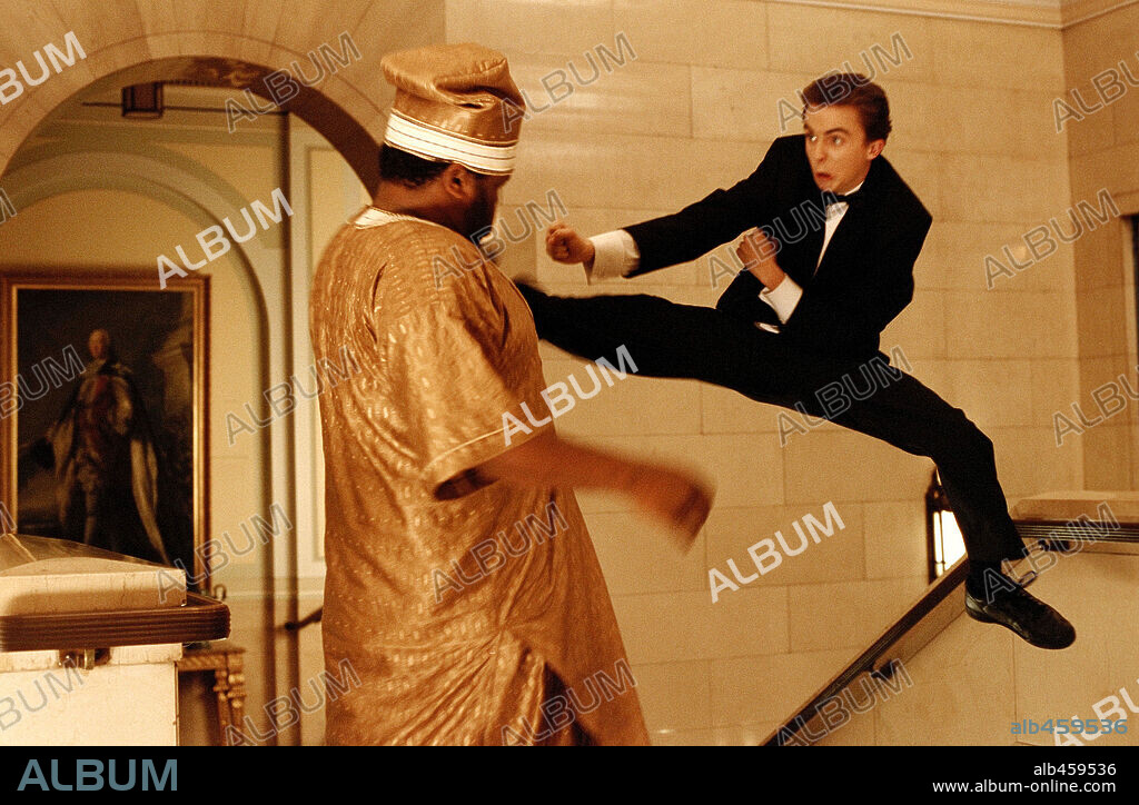 ANTHONY ANDERSON and FRANKIE MUNIZ in AGENT CODY BANKS 2: DESTINATION LONDON, 2004, directed by KEVIN ALLEN. Copyright METRO GOLDWYN MAYER / MAIDMENT, JAY.