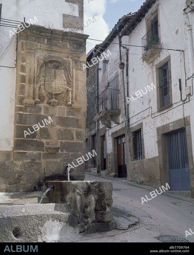 FUENTE EL CHORRO CON EL ESCUDO DE CARLOS I CONCEDIDO A LA VILLA DE GATA POR SU APOYO AL REY EN LAS GUERRAS DE LOS COMUNEROS.