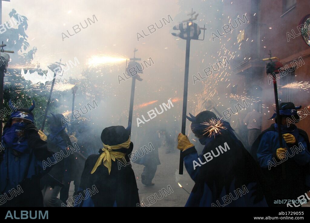 FOLKLORE. CATALUÑA. "CORREFOC" durante las FIESTAS MAYORES de Corbera del Llobregat. Comarca del Llobregat. Provincia de Barcelona. Cataluña.