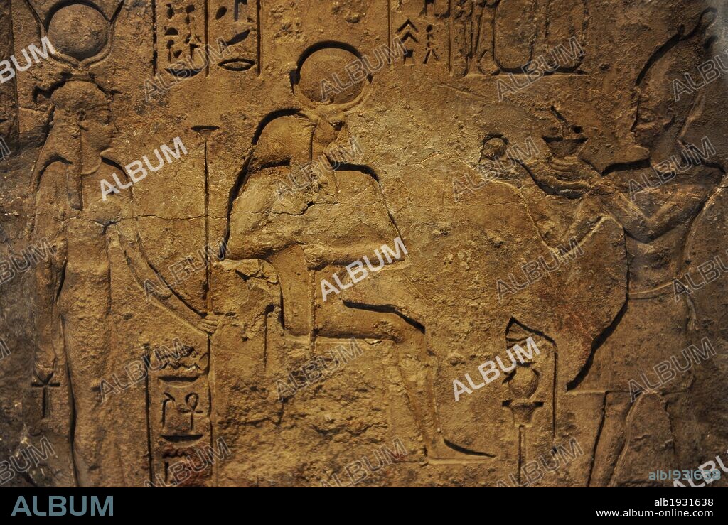 ARTE EGIPCIO. EGIPTO. PERIODO GRIEGO PTOLEMAICO. S. IV a. C. -I a. C. Estela con la representación del faraón de origen griego, realizando ofrendas a los dioses, Isis y Serapis (sentado en el trono). Museo Carlsberg Glyptotek. Copenhague. Dinamarca.