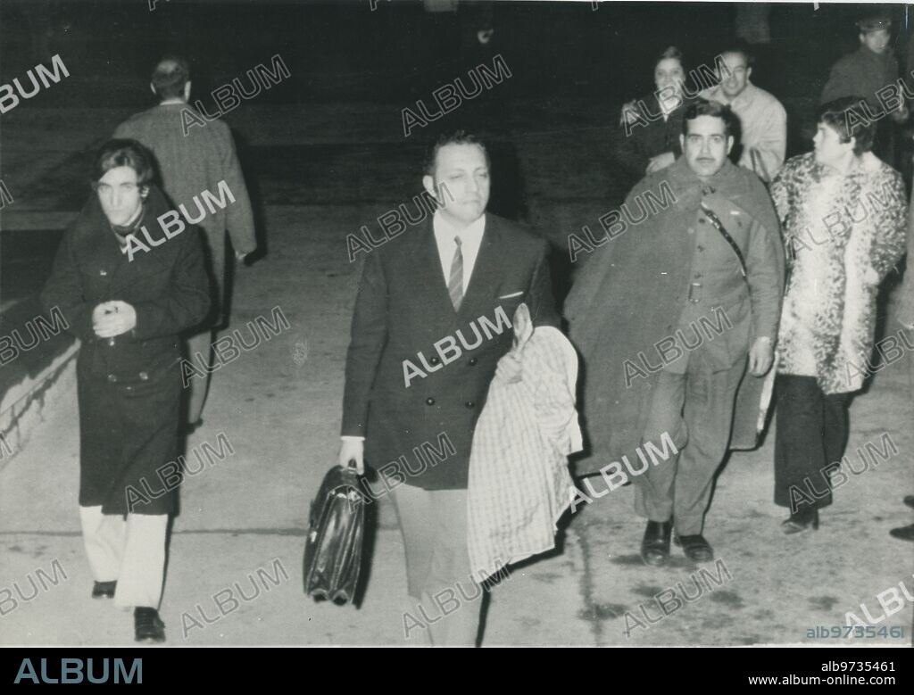 Zaragoza, 01/07/1970. Frustrated hijacking of a Spanish plane. An eighteen-year-old student from Madrid, Mariano Ventura Rodríguez, has tried to hijack an Iberia plane, on the Madrid-Zaragoza flight. In the image, some of the passengers of the plane after having disembarked and ended the incident.