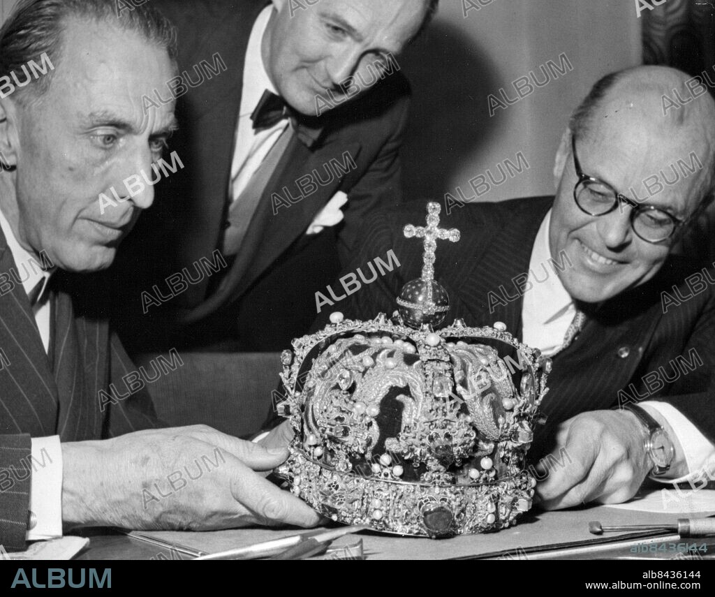 Stockholm 1956-04-06. Sveriges riksregalier. Erik XIV:s krona granskas och putsas av hovjuvelerare Sven Carlman och Henrik Bolin samt generaldirektör Rolf Dahlgren i kommerskollegium. Foto: SvD / TT / kod 12014.