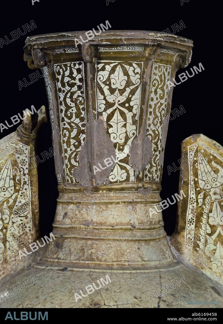 VASO DE JEREZ (CARTUJA) - DETALLE DEL CUELLO O GOLLETE - SIGLO XIV - MANO DE FATIMA.