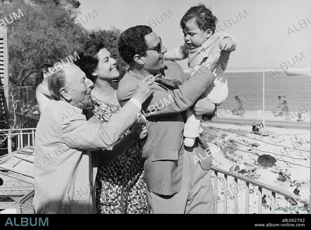 EMMA PENELLA, JOSE ISBERT y NINO MANFREDI en EL VERDUGO, 1963, dirigida por LUIS GARCIA BERLANGA. Copyright INTER LAGAR.