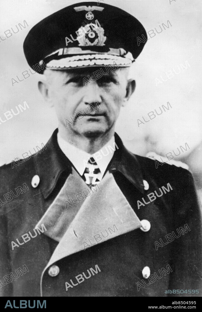 Utan bildtext. Not. Dönitz 21-7-44 Anm. K Dönitz, 1891-1980, tysk militär, chef för tyska ubåtsvapnet 1935-1943, storamiral, Nazitysklands president och sista ledare för Tredje riket 1945. Militär Galoner Hakkors Järnkorset Amiral Tyska örnen Symboler CD499 persons: KARL DÖNITZ sites: TYSKLAND.