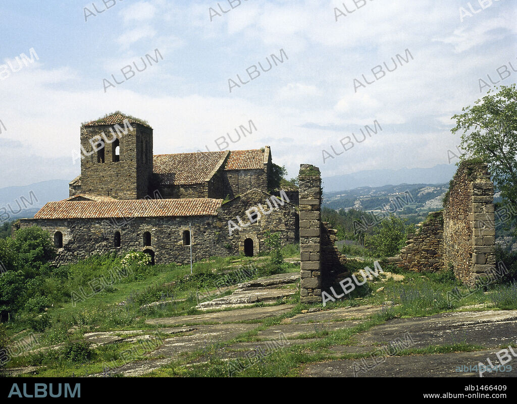 ARTE ROMANICO. ESPAÑA. MONASTERIO BENEDICTINO DE SANT PERE DE CASSERRES. S. XI. Vista general exterior. Su iglesia consta de tres naves y tres ábsides y es una de las más importantes del ROMANICO LOMBARDO CATALAN. LES MASIES DE RODA. Comarca de Osona. Provincia de Barcelona. Cataluña.