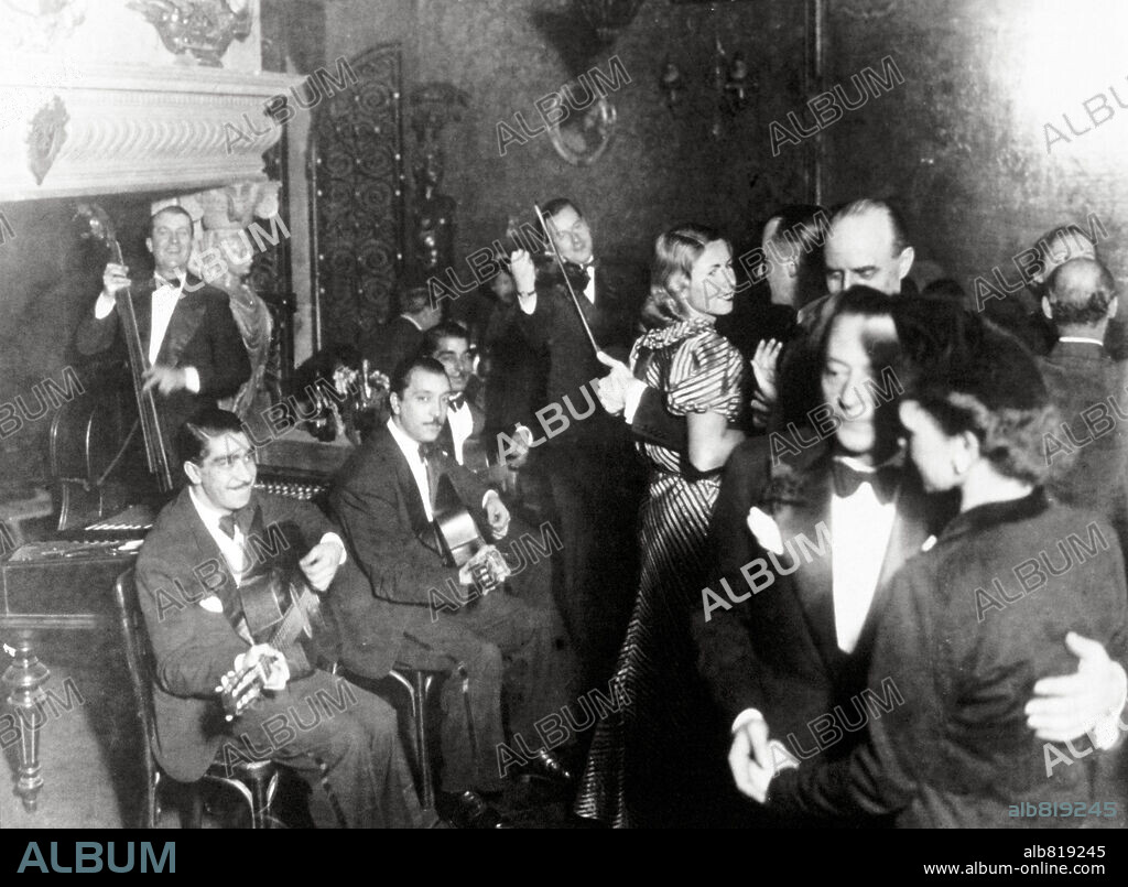 Stephane Grappelli (1908-1997) prom French Jazz violinist in the 30´s. L-R, Grappelli, Vees, D. Reinhardt, J.Reinhardt, Louis Vola. Quintet Hot Club of France, Casanova Club, Paris, 1937.
