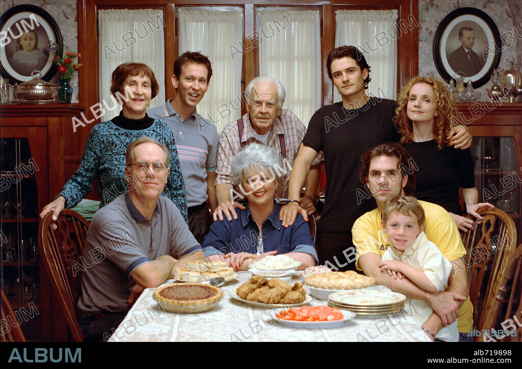 ALICE MARY CROWE, DAN BIGGERS, LOUDON WAINWRIGHT, MAXWELL MOSS STEEN, MICHAEL NAUGHTON, ORLANDO BLOOM, PATTY GRIFFIN, PAUL SCNEIDER, PAULA DEEN and REID THOMPSON STEEN in ELIZABETHTOWN, 2005, directed by CAMERON CROWE. Copyright PARAMOUNT PICTURES / PRESTON, NEAL.