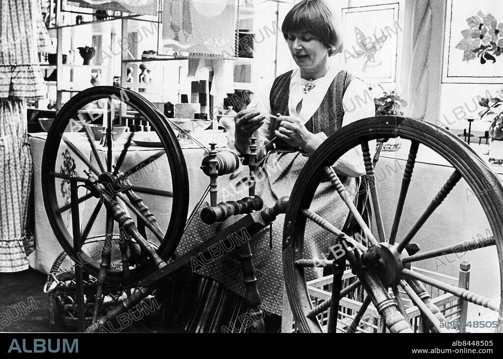 GÖTEBORG 1971-05-08.. Lisbeth Larsson lär ut hur man spinner på en Nääsutställning - det är hennes egna får som levererar materialet. *** Local Caption *** GP Foto: Walter Hedén / Kamerareportage / TT / Kod: 2524.