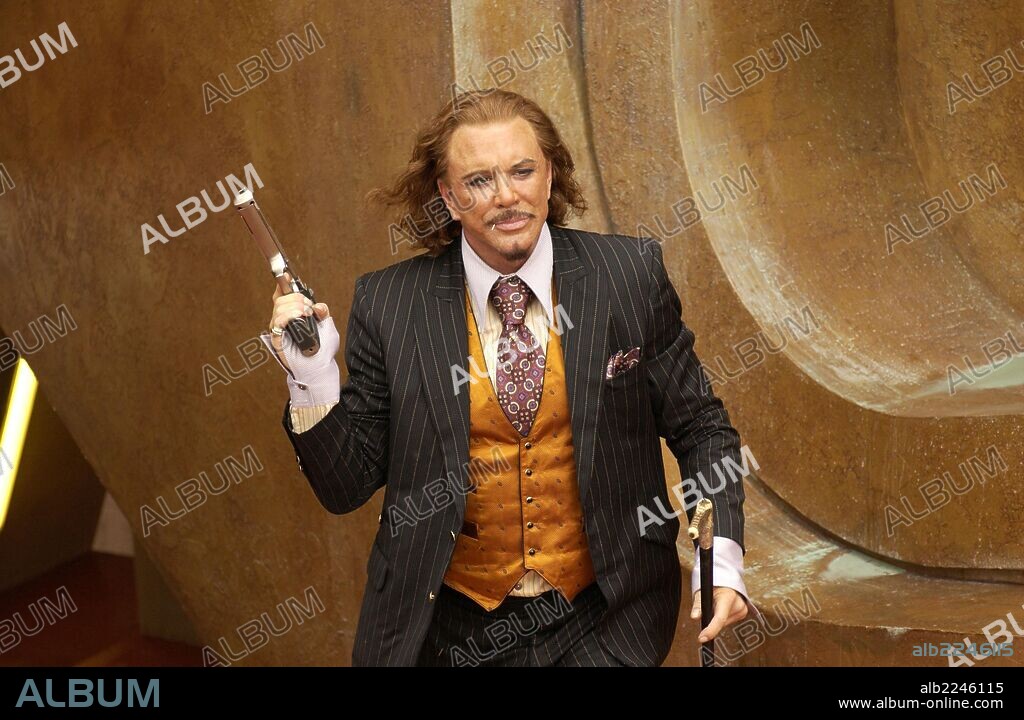MICKEY ROURKE en ALEX RIDER: OPERACIÓN STORMBREAKER, 2006 (STORMBREAKER), dirigida por GEOFFREY SAX. Copyright METRO GOLDWYN MAYER.