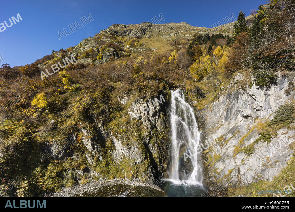 cascada del Saut deth Pish, valle de Varradós, Aran, Lerida, cordillera de los Pirineos, Spain, europe.