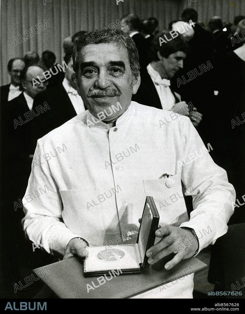 STOCKHOLM 1982-12-10. Gabriel Garcia Marquez receive his Nobel Literature Award from King Carl Gustaf of Sweden during a ceremony at the Concert Hall of Stockholm, Sweden, December 10, 1982. Photo Jan Collsioo / SCANPIX Code 001.