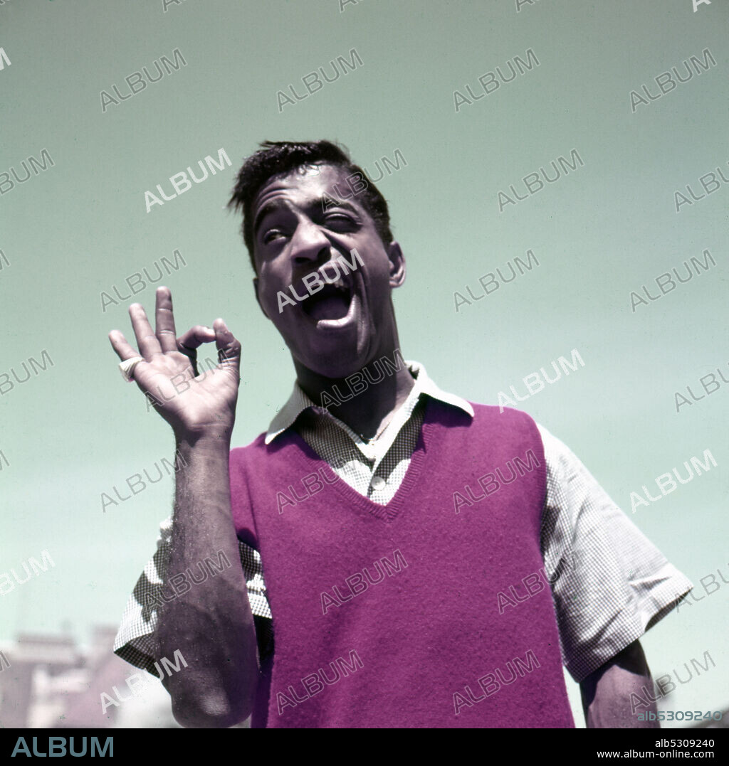 SAMMY DAVIS JR. Circa 1947, Hollywood, California, USA: American actor, singer and dancer SAMMY DAVIS Jr poses during a portrait shoot on a Hollywood rooftop.