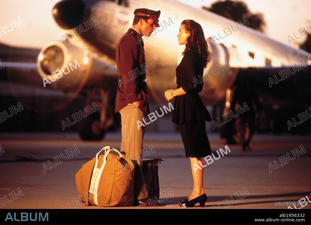 BEN AFFLECK y KATE BECKINSALE en PEARL HARBOR, 2001, dirigida por MICHAEL BAY. Copyright TOUCHSTONE PICTURES.